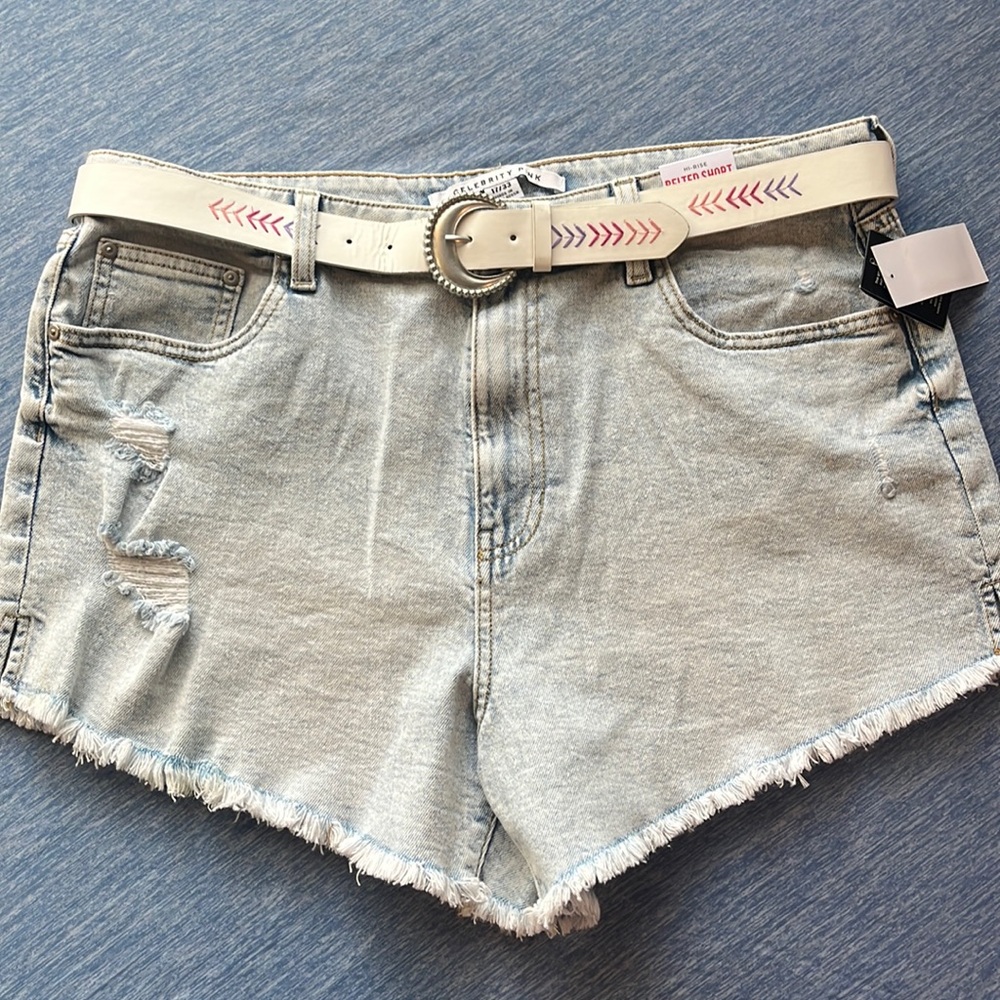 ☀️ 3 / $15 Sale ☀️ Celebrity Pink high-rise belted shorts